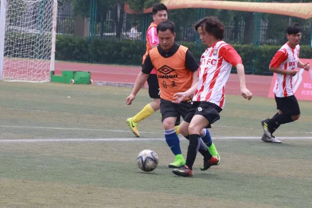 詹姆斯发声挑衅东契奇：年轻球员别太自信，我会全力以赴